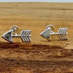 BROQUEL FLECHA PLATA .925