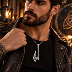 Dije hacha vikinga de plata ley 925, mostrado en un collar.