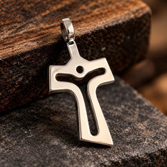 Dije cruz Tau de plata ley .925 con figura calada.