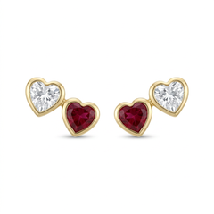 Par de broqueles de oro 10K con corazones rojo y transparente sobre fondo blanco.
