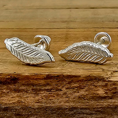 BROQUEL PLUMA PLATA .925