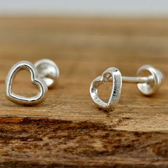 BROQUEL CORAZON SILUETA PLATA .925