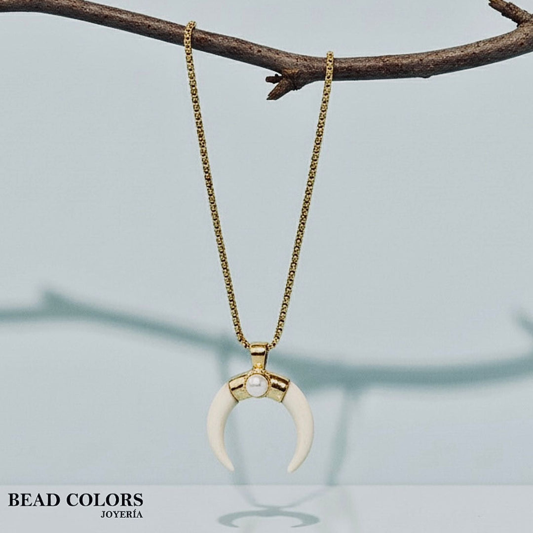 COLLAR LARGO CUERNO CREMA ACERO