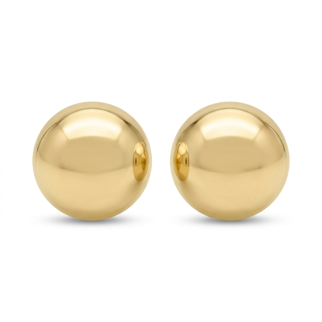 Par de broqueles de bola lisa en oro amarillo de 10K sobre fondo blanco.