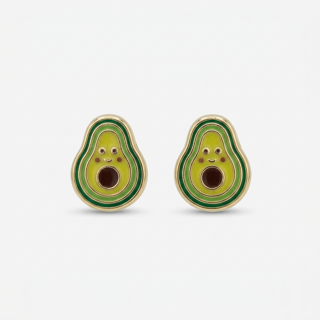 Broqueles de aguacate en oro de 10K con detalles verdes y caritas sobre fondo blanco.