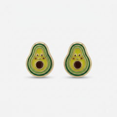 Broqueles de aguacate en oro de 10K con detalles verdes y caritas sobre fondo blanco.
