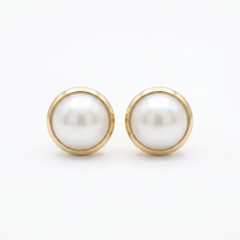 Broqueles charola perla 5 mm de oro 10K con marco circular dorado liso.